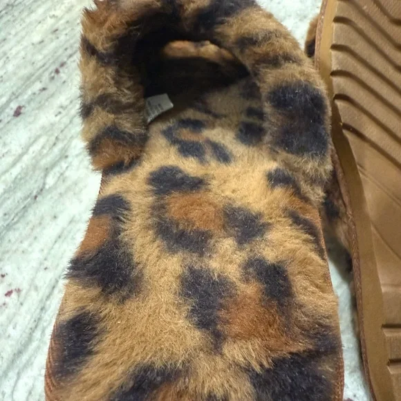 Ariat Leopard Print Fuzzy Slippers - Picture 3 of 4